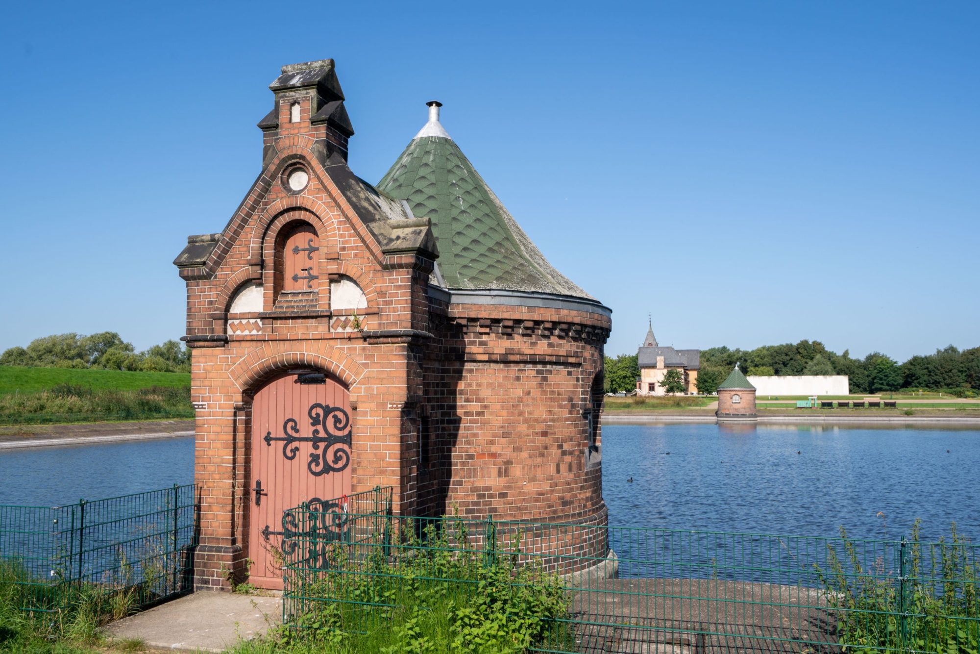Blick vom Deich auf die Villa Kaltehofe und das Gelände